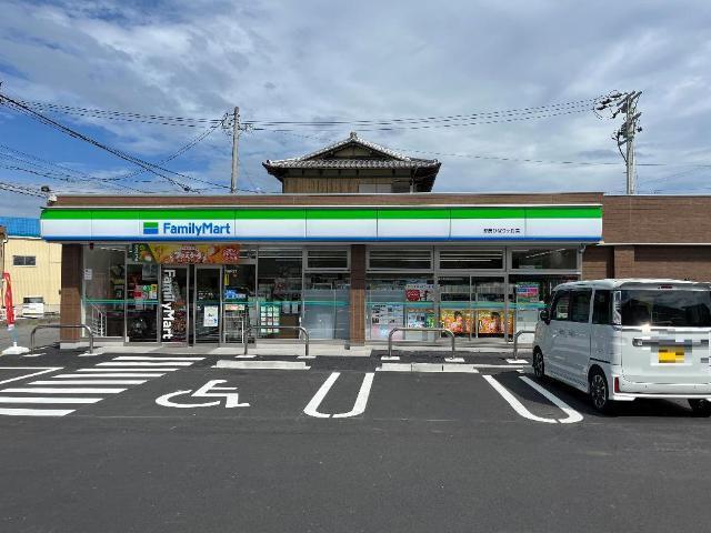 ファミリーマート鈴鹿ひばりケ丘店：330m