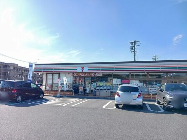 セブンイレブン鈴鹿岡田一丁目店：400m