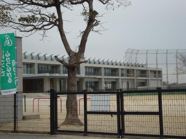 鈴鹿市立旭が丘小学校：458m
