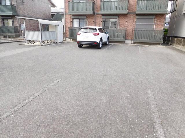コンフォート羽山（202） 駐車場