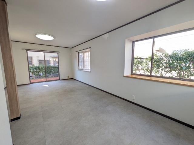 岸岡町中古戸建 リビング