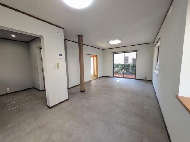 岸岡町中古戸建 リビング