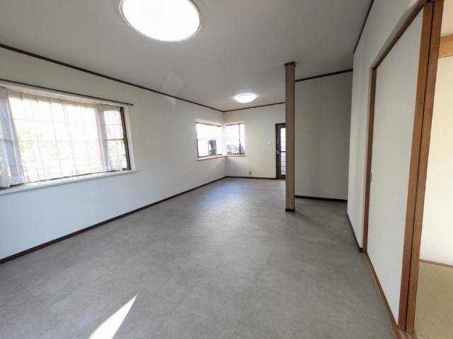 岸岡町中古戸建 リビング