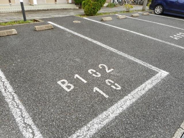 ハミングバードＢ（102） 駐車場