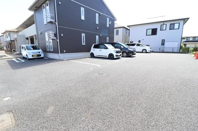 メゾン ルーエ（105） 駐車場