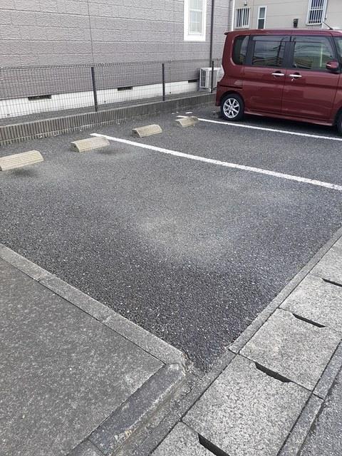 エヴァーグリーンヒルズ（204） 駐車場