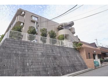 閑静な住宅街に立地