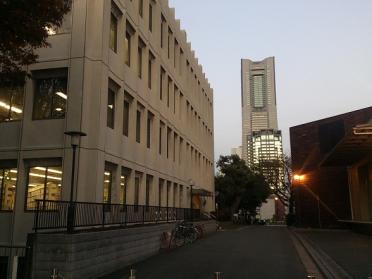 神奈川県立図書館：739m