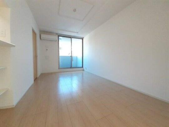 ���r���O