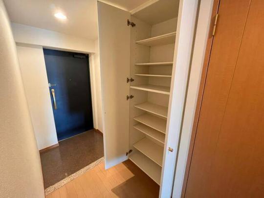 広い玄関スペース