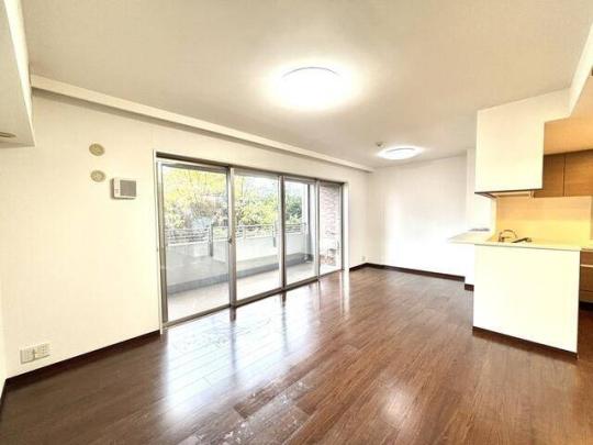 ���r���O