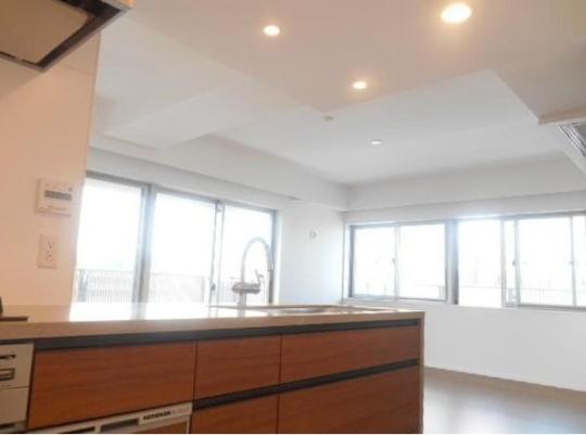 2�ʍ̌��̖��邢���r���O