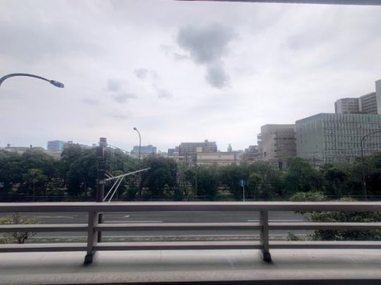 �o���R�j�[���ʂ̒��]