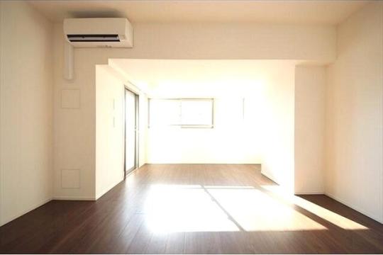 ���]