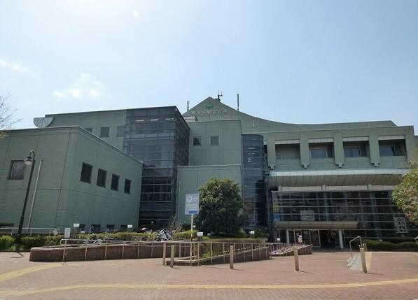 横浜市青葉区役所：2065m