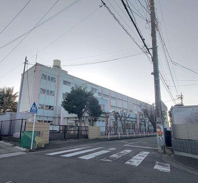 横浜市立山田小学校：1027m
