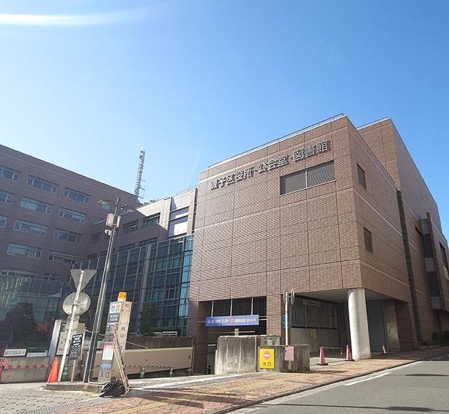 横浜市磯子区役所：2437m