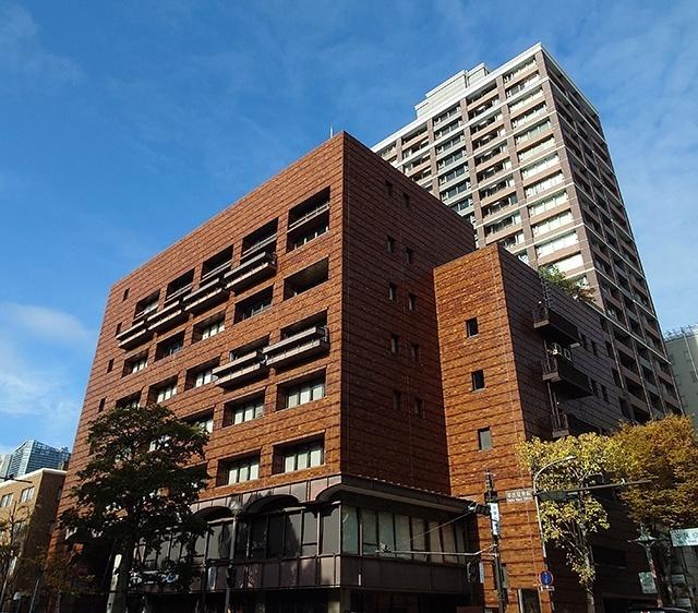 横浜市中区役所：394m