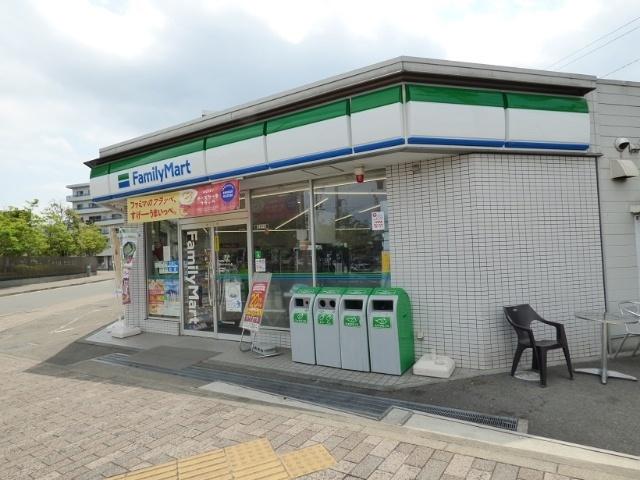 ファミリーマート横浜コットンハーバー店：174m