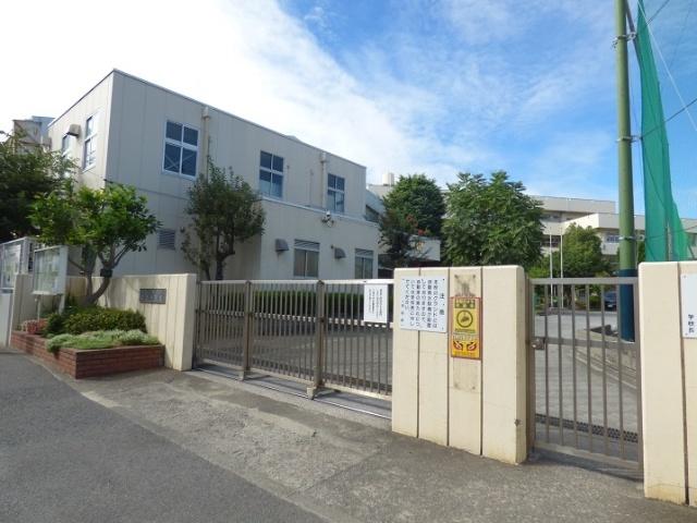 横浜市立鶴見中学校：823m