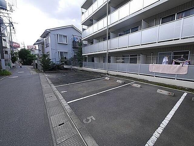 レオパレスパルコートＤ 駐車場