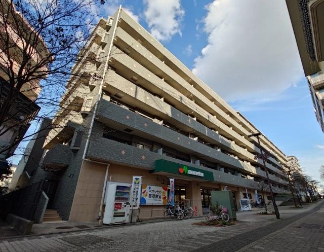 1階にスーパーあります