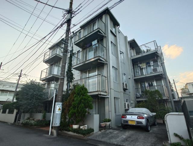 コンクリート打ちっ放しの外観