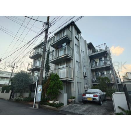 コンクリート打ちっ放しの外観