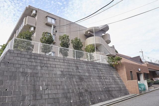 閑静な住宅街に立地