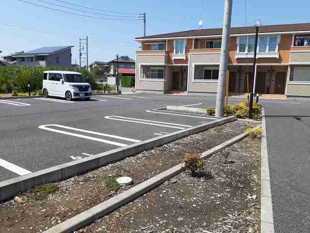エレガンシアⅤ（102） 駐車場
