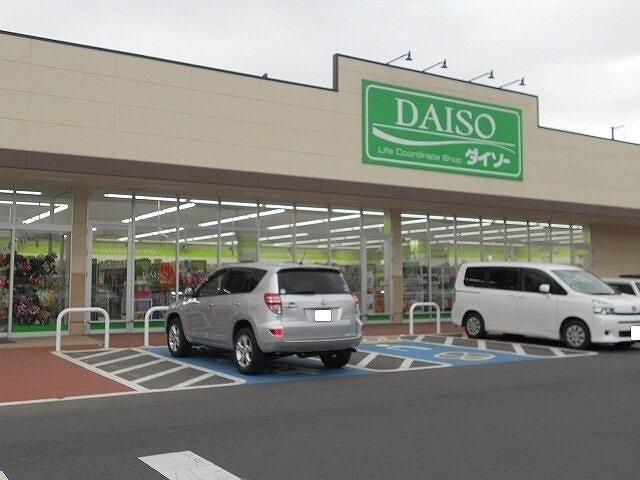 ダイソー万博記念公園駅前店：950m