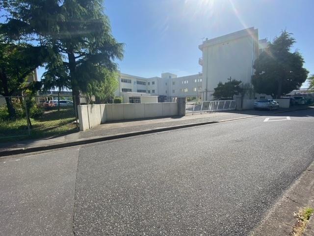 取手市立戸頭中学校：947m