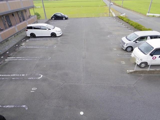ルミエール東光台　Ｂ（103） 駐車場