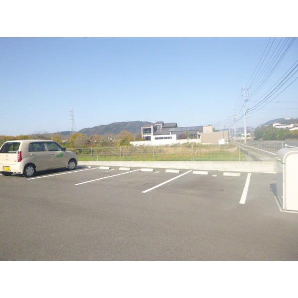 ルミエール 駐車場
