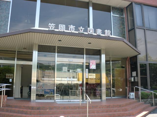 笠岡市立図書館：1975m