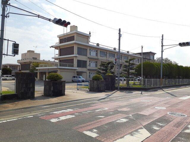 笠岡市立中央小学校：154m