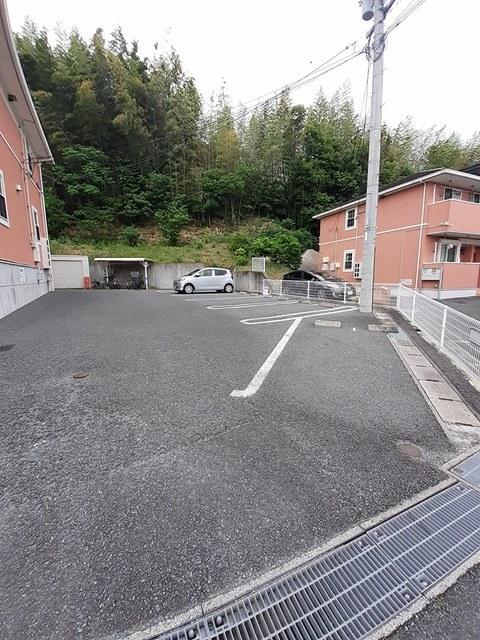メゾンドデリエール（203） 駐車場