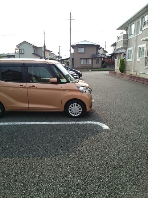 エンブレイスミドル（102） 駐車場