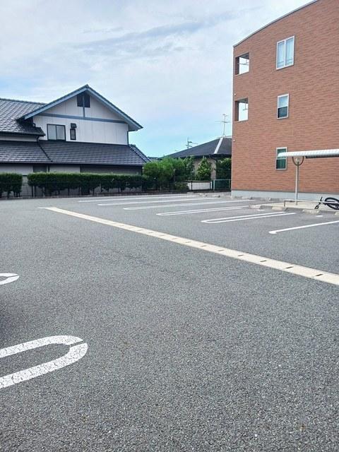 ロワゾブルー（202） 駐車場