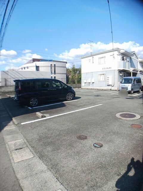 メゾンクレスト（202） 駐車場