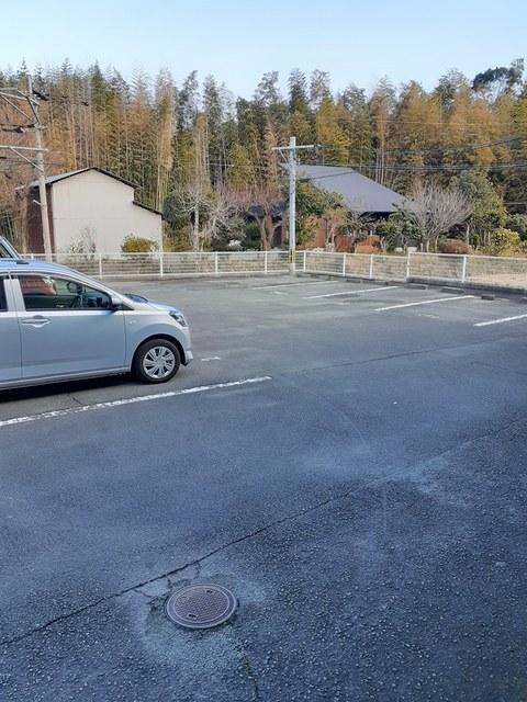 グリーンハイツ中西（202） 駐車場