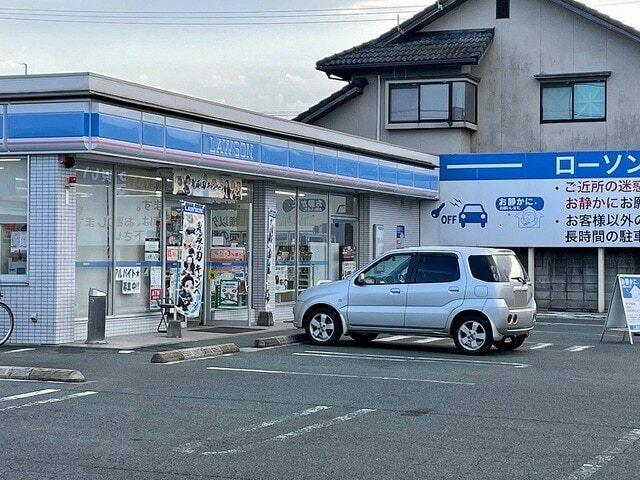 ローソン花立二丁目店：400m