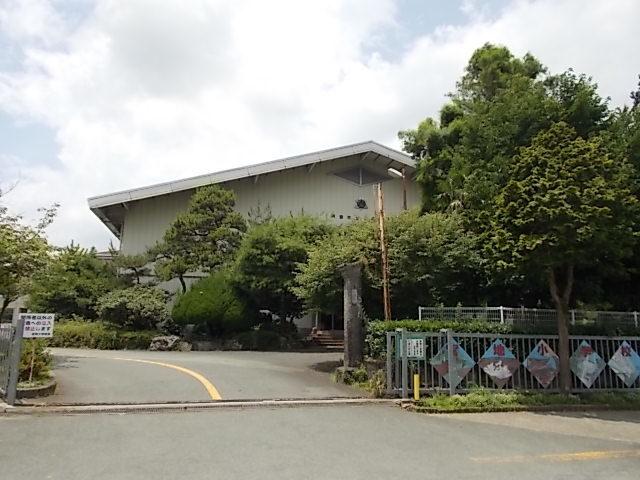 宮地小学校：590m