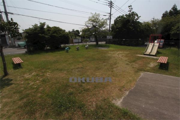 良間神社まちの広場：245m