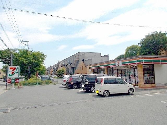 セブンイレブン新地団地店：320m