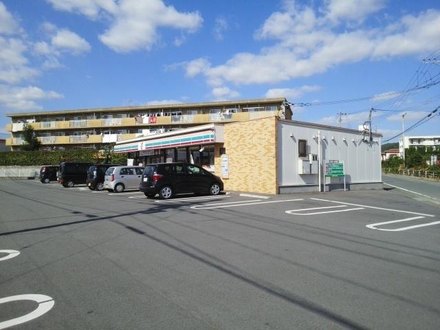セブンイレブン空港通店：700m
