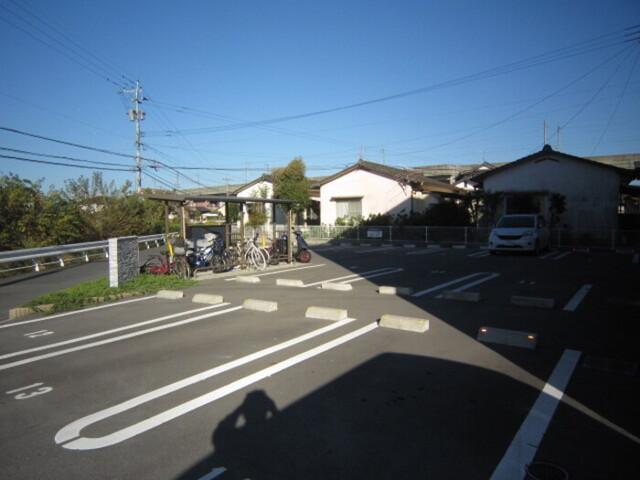 サンローズ・島町（102） 駐車場