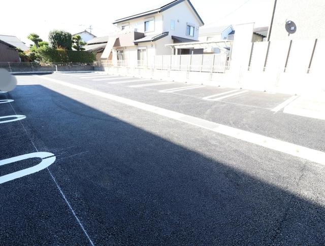 メゾン・ド・シュシュ（105） 駐車場