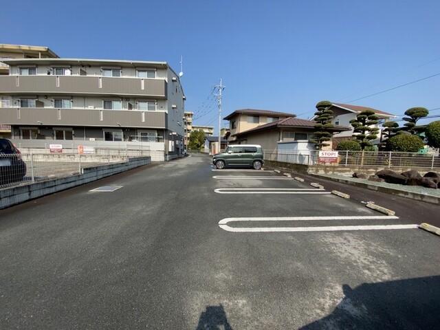 ニューロイヤル（102） 駐車場
