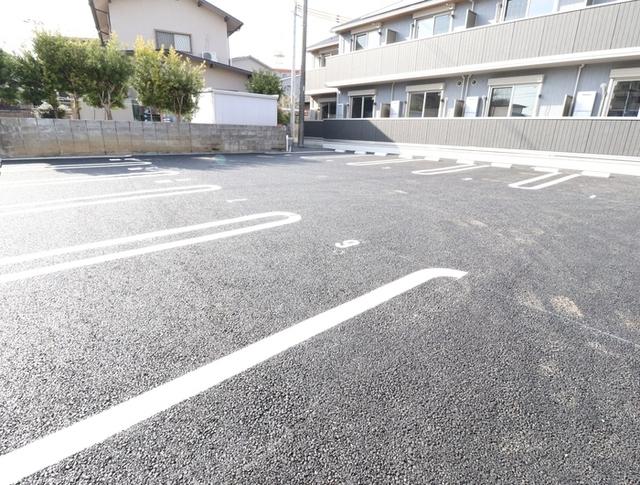 ブロリー（105） 駐車場